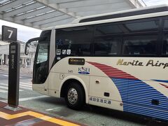 　成田空港交通と書いてありますが、色は、京成バス。下車地もそう書いてあります。どちらが親会社？成田空港第1ターミナルの、北ターミナルと南ターミナルの中間に停車。