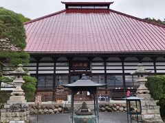 コマーシャルを見て、来てみたかった岩松院。
遠くのお寺とは、小布施のことだったのです。
お寺の屋根が雪国仕様ですね。