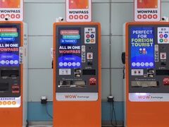 金浦空港に到着。
今回はWOWPASSを作りました。
チャージ式のクレジットカード。
金浦空港の地下鉄通路に3台機械があり、
私達が行った時は、スタッフがいて、
わからない人に教えていました。

日本語対応のタッチパネルがあり、分かりやすい。
カード手数料が5,000₩。
40,000円チャージして手数料引いて、
11月2日は、346,968₩。(￥1000=87,700₩)
空港でのレートは￥1000=83,000₩なので、
若干、優遇レートです。(最良ではないけれど)

* 招待コード: QKU2ZF95
* 特典の有効期間: 2023.12.31まで　

招待コード使って、200円ほどキャッシュバックされました。
T-moneyカード(Suica)も兼ねるし、
ソウル、釜山では
レストラン、ショップ、コンビニ、バス、地下鉄など
かなり便利に使えます。
スマホアプリ(複数特典有り)で、どこで何を買ったかとか、
残金も全部わかります。詳しくは、下記URLにて。
https://www.wowpass.io/?lang=ja_JP

娘は駅のコンビニでかわいいT-moneyカードを
5,000₩で買いました。