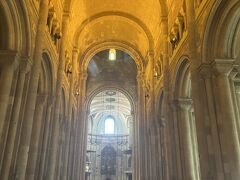 リスボン大聖堂に到着です！外見はゴシック式のように見えましたが、内部はバロック式の様に感じます
