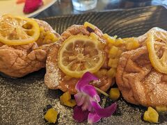 Koa Kea Hotel内のレッドソルトでおしゃれな朝ごはん。
レモンパイナップル・スフレパンケーキは作ってから時間がたったのかな。。。
ちょっとしょんぼりしてます。