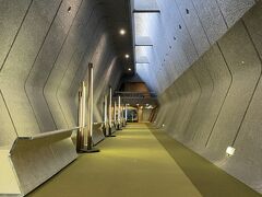 お隣の京都国際会館
今日は、中にないれないので、
入り口まで。
宇宙に続いてるみたい。