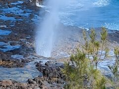 ハナペペタウンに向かう途中、潮吹き穴に立ち寄りました。
前回2019年にはあった売店がなくなっていました。。