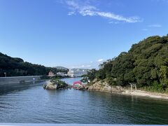 湖上に赤色の橋が見えます。猪鼻湖神社というようです。散策するのに良さそうです。