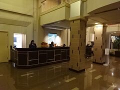 《18:13》グランドキャニオン観光を終えて、「ヒルトン　グランド　バケーション　アット　ザ　フラミンゴ（以下「ヒルトンフラミンゴ」」に到着

車を玄関前の１５分駐車場に駐車 

リゾートフィーは$28.35/日です。
フラミンゴやホースシューは$41.95/日と比べると少しお得です。