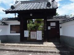 口縄坂のすぐ横にある珊瑚寺。サンゴが名前になっている珍しいお寺なので、新しい寺院かと思いきや、秀吉の家臣の桑山晴重による創建だそうで、戦国時代の名残を感じられて驚きました。
戦時中の空襲で焼失したそうですが、かつては秀吉や淀君に関する品もあったそうです。