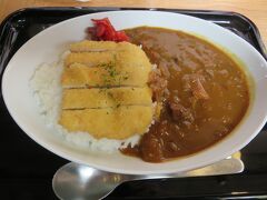 駅近のさくらさんでチキンカツカレーをいただきました。