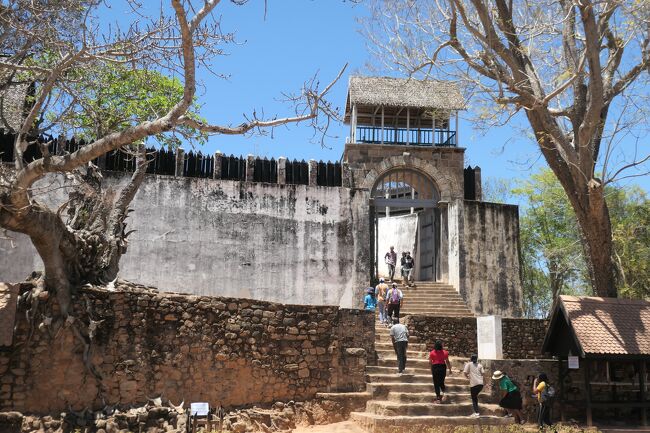 宮殿の入り口です!<br /><br />なお、宮殿は神聖な場所とのことで撮影禁止でした. <br />ちなみに、(写真は無いですが)日本の神社のような建物が宮殿内にありました...祖先がアジア系の民族かと思いますので、どこからか伝わったのかな!? 