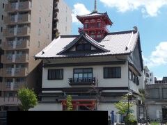 谷町筋に面したところにある天鷲寺。建物の上が塔のような造りになっていて、櫓のような独特の外観をしていて目をひきました。ただ、奇をてらった寺院ではなく、南光坊天海も入ったという由緒あるお寺とのことでした。