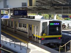 改札を抜けます
初めての駅なので造りが分かってません。隣のホームの電車です