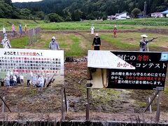 阿仁マタギ駅の近くに案山子が乱立してました。
暗くなっていたらちょっと怖かったかも、日の入り前でよかった。