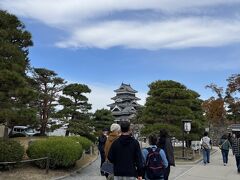 今日は大渋滞に巻き込まれる事無く、順調に松本城まで来れましたー