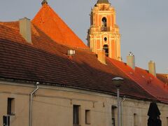 朝日を浴びるオールセインツ教会の塔。