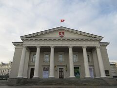 旧市庁舎にもウクライナの旗が掲げられている。