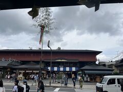 自転車を借りる為に嵐山駅へ戻ってきました。
らんぶらレンタサイクルというお店にお世話になりました。
ここは足湯券付きで変速自転車2時間600円、1日1100円、電動自転車は1日1600円です。

今回の旅で唯一の後悔は、この時2時間600円を選択してしまった事

嵐山嵯峨野方面はとにかく坂道が多いので、絶対に電動自転車がオススメです！
さもないと汗だくになりながら懸命に登り坂を自転車で漕ぐ羽目になります。
2時間は時間的にかなりギリギリでしたが、自転車は慣れてるし、まぁいけるだろうとケチっちゃったんですね…。

あと自転車で竹林の小径を通り抜けようとしてはいけません。
人混みがやばすぎて全然進めません。
重たい自転車を押しながらジリジリと坂道を登ることになります。ここでめちゃくちゃ時間食いました。
数年前はここまで混んでいなかった為、その時のイメージで自転車でもいけると思っていたのですが、甘かった…。
竹林を迂回すれば余裕で自転車で快適に走り抜けられますので、レンタサイクルご利用の方はご注意下さい。