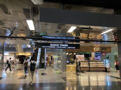 TANAH MERAH（タナメラ）駅からTUAS方面へ11駅。目指した TANJONG PAGAR（タンジョン・パガー）駅に着きました。
2022年にシンガポールは新コンテナターミナルをTUASにオープンして段階的に稼働を移して2040年には、完全にTUASに統合すると発表しています。このTUAS地区、EAST-WESTラインの終点で、行くのに電車で1時間30分かかります。
単純に往復で3時間はちょっと半日観光にはキツイ距離です。1年足らずでそんなに移行も進んでもいないだろうと考えて、手近な旧シティターミナル３港「タンジョンパガー」から「ケッペル」、対岸の「ブラニ」までを見れるポイントを探すつもりです。