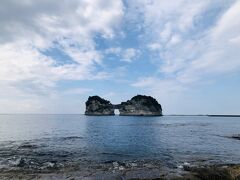 島の中央に円月形の海蝕洞がぽっかり開いていることから『円月島』と呼ばれているんだそうです。

因みに正式名称は『高嶋』。