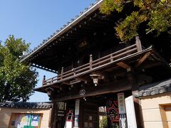 白壁土蔵群からすぐの場所に建つ大蓮寺に立ち寄る。その山門の脇には、新田義貞の実弟である脇屋義助の墓がある。伊予国で死去した義助の墓が、何故遠く離れた伯耆国にあるのかはわからない。