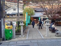加恵瑠（かえる）神社
石灯篭がカエルのマークになっています