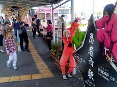 上野市駅に到着
「忍者市駅」とか書いてあるので、一瞬降り間違えたかと思いました