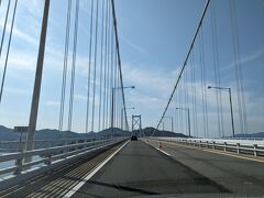 因島大橋。

今日は、しまなみ海道を渡りきります。

尾道の対岸の島、向島　は通過して、因島に向かっています。