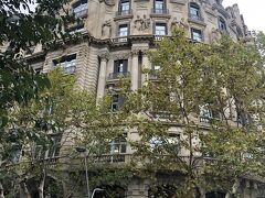 カタルーニャ広場まで下って、唯一の百貨店　エルコルテ・イングレスに来ました。
中のお買い物はイマイチでした。

食べ足りないので、もう一軒タパスを食べにいこうかと思ったけれど、地下階のお惣菜がとても美味しそうで、買ってアパートで食べることにしました。

でも買い方がわからない。人もすごい。
暫く様子見ると、
何やら整理券を取って待ってると、大きな画面にNo.が出ます。
自分の番号が出るとやっと注文出来るというシステム。その間に選べという事やね
このシステムが分かるまで、うろうろ笑
整理券も2種類あって、隣の店の整理券を取ったりと。複雑ねー

まぁ、無事買えました。
エビとチーズのサラダや、ミートボールの煮込み、など色々買って、約11€！
入れ物もしっかりしたものに入れてくれた。
写真撮るのを忘れた！

※写真は無印良品が入っているビル
