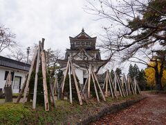 入城料￥100-
熊注意の看板が建っています。２名の職員が落ち葉清掃を行っていました。
ほとんど訪れることが少ない観光客が珍しいのか、「どこから来たの？」「何できたの？」と、矢継ぎ早に質問を浴びせかけてきました。