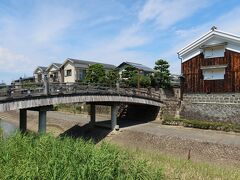 放生川にかけられた安居橋。擬宝珠のついた欄干がある太鼓橋と橋の袂の中村家住宅の土蔵の風景は江戸時代様です