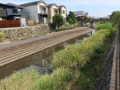 頓宮の東側を流れる放生川。自然豊かな川辺の景色が綺麗です