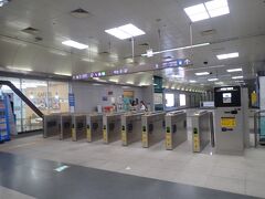 入国審査はスムーズに終わり、金浦空港駅から地下鉄9号線に乗って、高速バスターミナル駅で下車して。