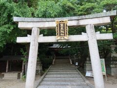 頓宮駐車場の山側にある高良神社