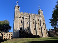 ロンドン塔の中央に建つホワイト・タワー。
ロンドン塔の始まりは、1066年にイングランドを征服したウィリアム征服王が1078年にロンドンを外敵から守るために堅固な要塞を建設してから。
約20年で現在のホワイト・タワーが完成した。
