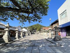 防府天満宮の石畳の参道の両側にはカフェやまちの駅「うめてらす」、珍しいところでは能面工房などが並んでいました。