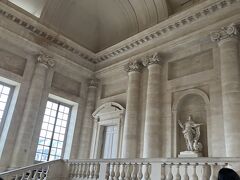 ヴェルサイユ宮殿は、荘厳で圧倒的な存在感でした。