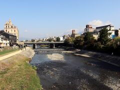 　鴨川（団栗橋）を渡ります。