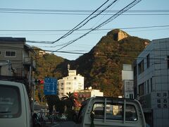 伊豆急下田の駅近くで、夕陽に照らされる寝姿山が見えました。。