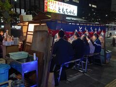 目指した屋台に到着です。長浜ラーメンのともちゃんです。人気店で開店して直ぐは行列でした。40分位待ちました。