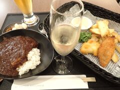 羽田空港第３ターミナル、
サクララウンジ  スカイビュー。
なんか色々とばしたが、まあ良い。

ほほー。食事は、ブッフェ改め、
オーダー形式になりましたか。

写真のJALカレー（小）は、
受け取ったあと、
追いルー＆ラッキョ増量できます。

取り放題だったタラコと焼サバは
和御膳を頼むと1つずつ入ってるという、

前のように５つずつ食すには、
和御膳×５って、フードファイターか。