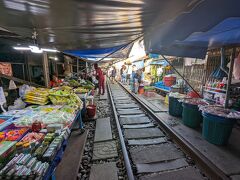 まず一発目はメークロン線路市場。

車に重い荷物は置いていけます。実は鞄2つ持ってきた。日焼け止めとか虫除けは持っておきつつも歩きのときは置いていきたい用の鞄と、財布とか最低限だけ入れられる鞄と。
ただ、車戻ったとき車内若干暑かったからチョコレートとか暑さに弱いもの置いてったら駄目そう。