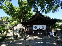 千光寺山の麓に降りてくると神社に到着、映画『時をかける少女』のロケ地にもなった尾道最古の神社「艮神社」です。