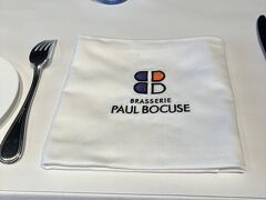 「ブラッスリー・ポール・ボキューズ・ミゼ」でランチ。

ボキューズ（1926年～2018年）は、リヨン郊外の三つ星レストランの創業者。ここはレストランひらまつの運営です。
