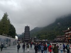 ホテルを出て武陵源風景区の東門にやってきた。おそらくここが一番メジャーな入り口だと思われる。しかしなんか天気が怪しいぞこりゃ。
※1日目はこちら https://4travel.jp/travelogue/11865214