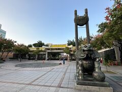 ホテルに戻って一休みした後で、夕方近く、夜市に出かけました。
ＭＲＴの龍山寺駅前にある艋舺公園