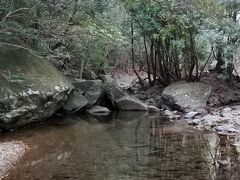 午後から雲ってきたけど、北端の糸串鼻灯台へ

途中 ドンドン渕滝という看板があったので寄ってみたけど、水が少なくて？滝らしいものは発見できず(-_-;)