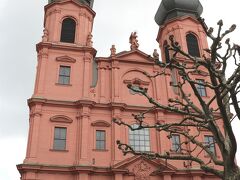 濃いピンク色の「St.Peter　カトリック教会」
ここ以外にもマインツの教会入口では、日曜ミサに訪れる人を物乞い数人が待ち受けてました。