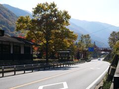 そのあとも山の中の静かな道を歩き、贄川の駅が見えるところで国道に下り、この旅最初の宿場町「贄川（にえかわ）宿」の看板の写真を撮ろうとカメラを構えたところ、カメラのレンズキャップがない！山の道の中で落としたのか・・・。
しかし戻る気にはなれないのでこの後はレンズキャップなしの旅を覚悟じゃ！