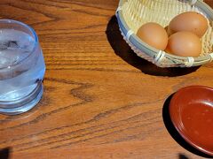 最後のお昼には、和歌山ラーメンにしました。
ラーメンたまごトッピングにしましたが、ゆで卵は先に机にあり、お会計の時に自己申告するそうです。
卵を剥きながら、ラーメンを待ちます。