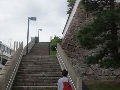 美味しいラーメンを頂いた後は、駅の反対側の福山城を目指します。