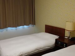 福山でのお宿は、福山ターミナルホテルさん。じゃらんにて予約　１泊　ツイン
朝食ナシにて￥１０,４００也。値段相応のしつらえ。