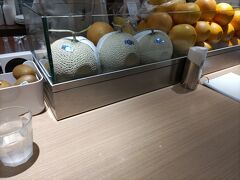 そのあとは長町南で地下鉄に乗り換え、仙台駅へ。
駅内の「イタガキフルーツカフェ」で小休止…
メロンはじめ、フルーツが並んでると、こりゃあ飯テロならぬ、デザートテロですな。